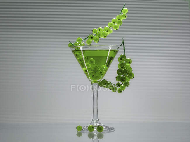 Grüner Johannisbeercocktail im Martini-Glas — Stockfoto