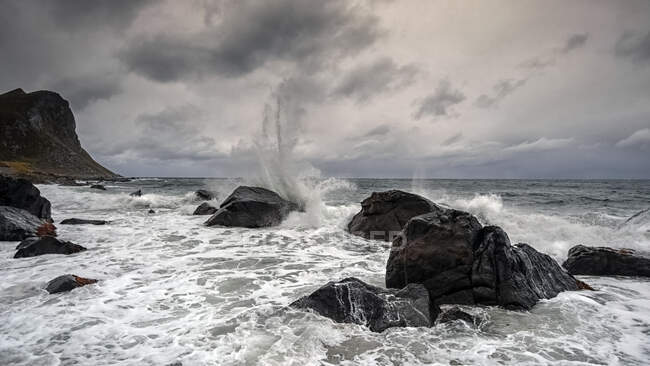 Ondas batendo contra rochas, Lofoten, Nordland, Noruega — Fotografia de Stock