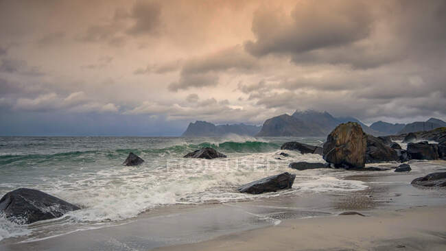 Paisaje de la playa, Myrland, Lofoten, Nordland, Noruega - foto de stock