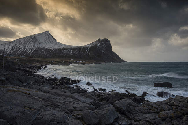 Шторм приближается к пляжу в Лофотене, Норвегия — стоковое фото