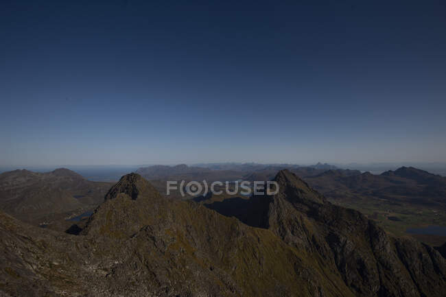 Гірський ландшафт з гори Хустинден, Флакстад, Лофотен, Нордланд, Норвегія — стокове фото