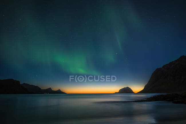 Nordlichter bei Sonnenuntergang, Lofoten, Lofoten und Vesteral Inseln, Nordland, Norwegen — Stockfoto