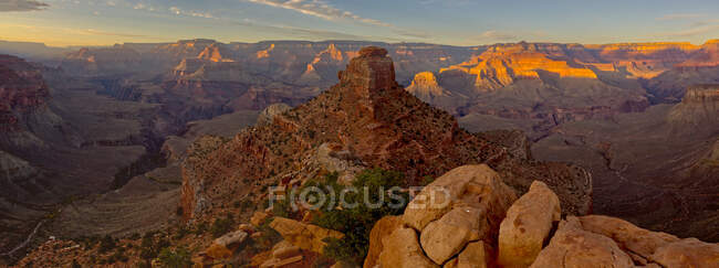 O'Neill Butte view from Cedar Ridge, Grand Canyon, Arizona, USA — стокове фото