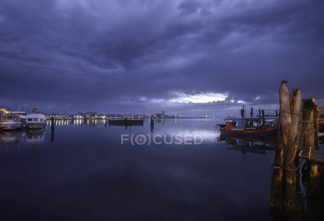 Barcos en la Laguna de Chioggia, Venecia, Véneto, Italia - foto de stock