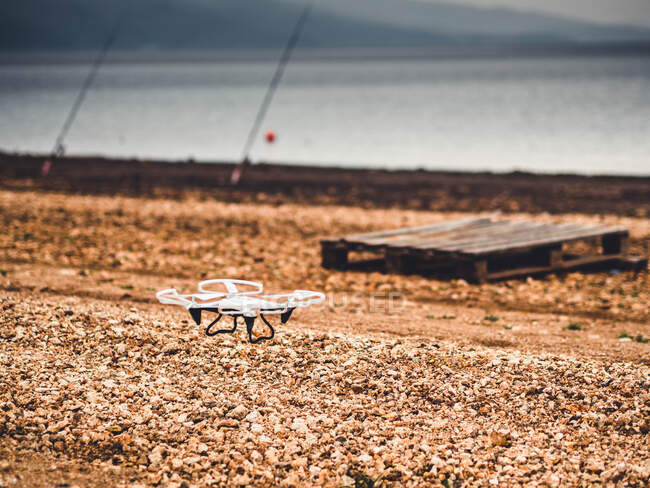 Close-up de um drone por Iskar Dam, Bulgária — Fotografia de Stock