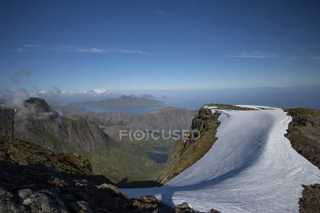 Vista sul paesaggio montano da Flakstad, Lofoten, Nordland, Norvegia — Foto stock