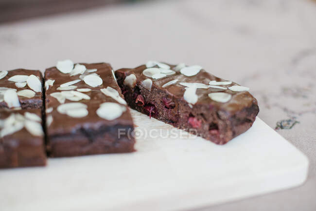 Close-up de um chocolate vegan saudável e brownie de amêndoa — Fotografia de Stock