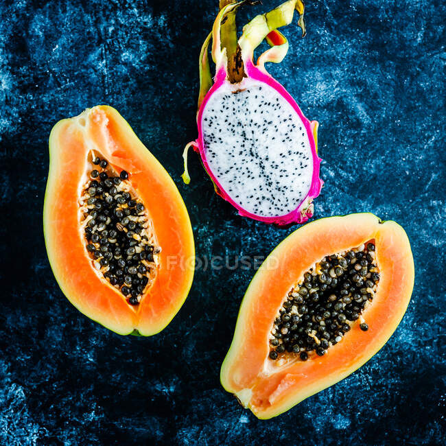 Papaya and dragon fruit on a table — Stock Photo