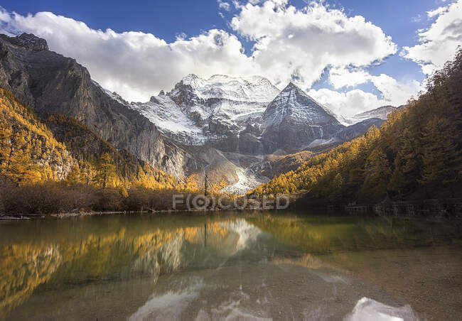 Reflexiones de montaña en un lago, Reserva Natural de Yading, Daocheng, Sichuan, China - foto de stock