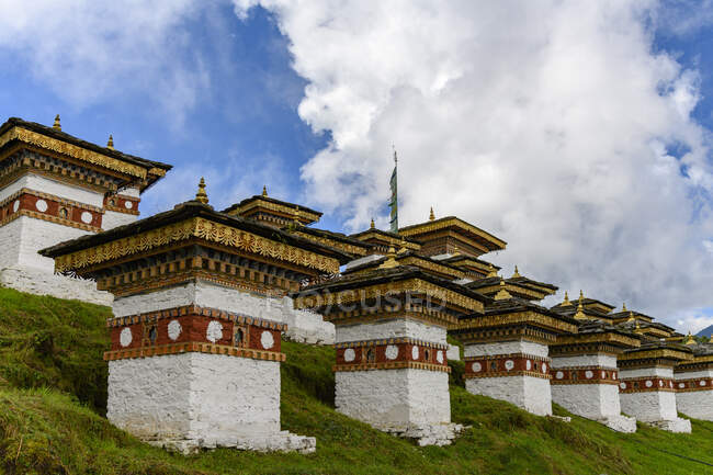 108 acordes de Druk Wangyal a lo largo del paso de Dochula, Bután - foto de stock