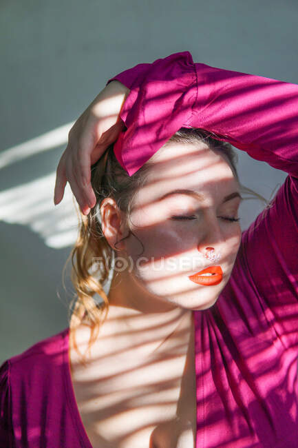 Retrato de uma bela mulher em pé à luz do sol — Fotografia de Stock