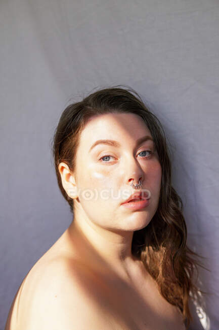 Portrait d'une belle femme au nez percé — Photo de stock