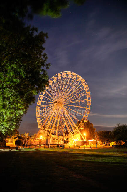Grande roue illuminée la nuit, Stratford-upon-Avon, Warwickshire, Angleterre, Royaume-Uni — Photo de stock