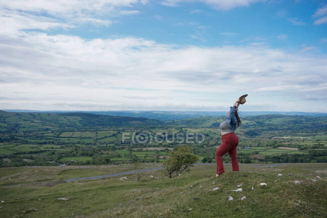 Mulher bonita segurando seus braços no ar, Black Mountains, Powys, Snowdonia, Wales, UK — Fotografia de Stock