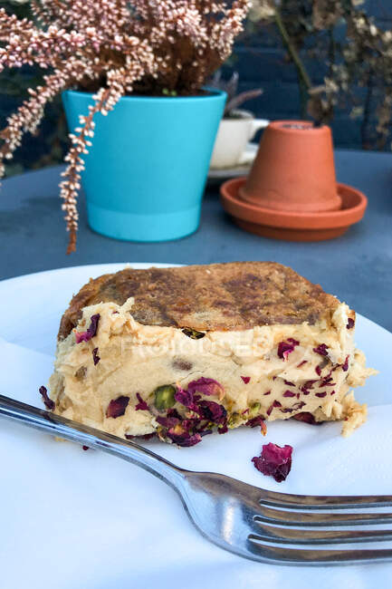 Close-up of a slice of coffee, rose and pistachio cake — Stock Photo