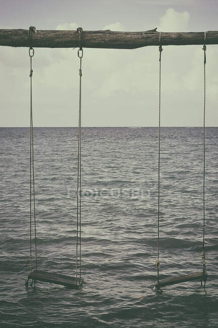 Zwei Schaukeln am Strand, Jamaika — Stockfoto