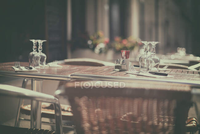 Primo piano di un tavolo apparecchiato su una terrazza — Foto stock