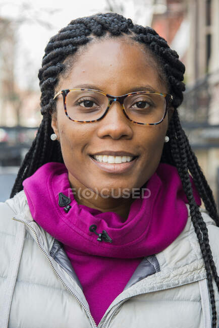 Портрет молодой женщины, стоящей на улице, Гарлем, Манхэттен, Нью-Йорк, США — стоковое фото
