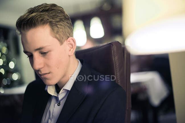 Adolescent garçon assis dans une chaise — Photo de stock