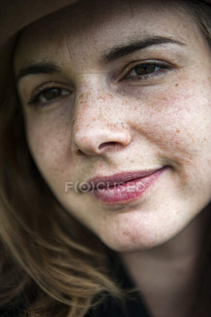Портрет красивої молодої жінки, дивлячись на камеру — стокове фото