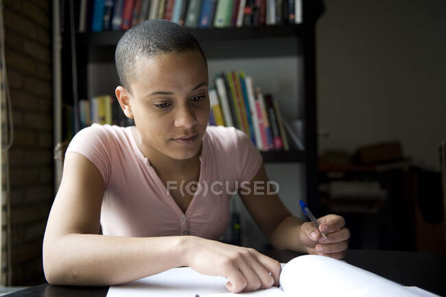 Woman sitting at a table studying — Stock Photo