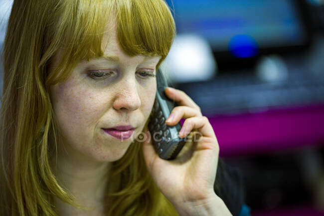 Retrato de una mujer hablando por teléfono - foto de stock