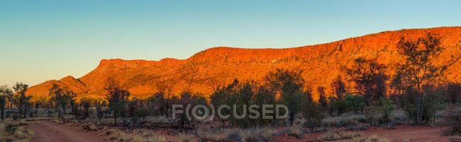 Pôr do sol sobre a cordilheira Heavitree perto de Alice Springs, Austrália Central, Território do Norte, Austrália — Fotografia de Stock