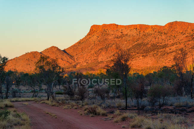 Tramonto sul Heavitree Range vicino ad Alice Springs, Territorio del Nord, Australia — Foto stock