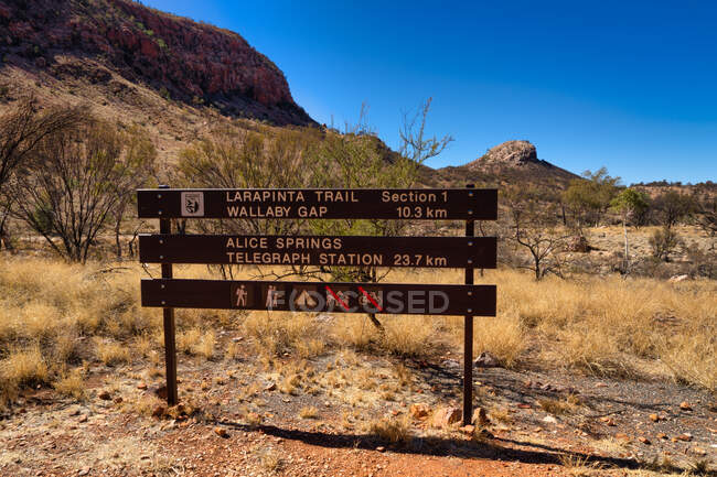 Larapinta Trail sign at Simpson's Gap, Central Australia, Northern Territory, Australia — Stock Photo