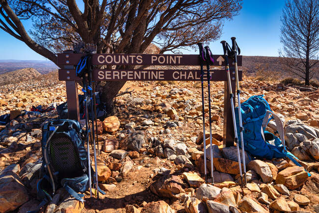 Hiking sign and hiking gear on the Larapinta Trail, Simpson's Gap, Central Australia, Northern Territory, Australia — Stock Photo