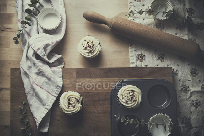 Overhead view of cupcakes on a chopping board — Stock Photo