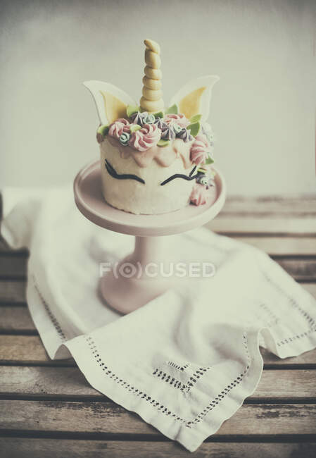 Bolo de unicórnio em um cakestand — Fotografia de Stock