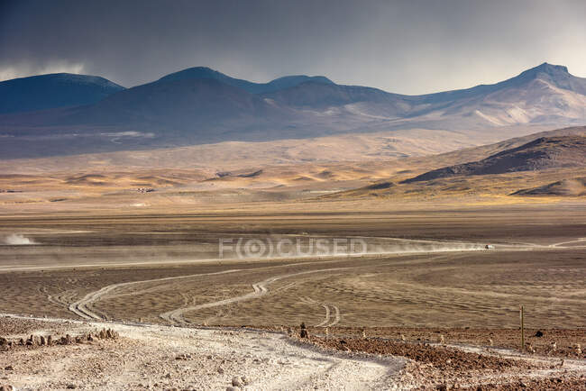 Carro dirigindo através da paisagem do deserto, Bolívia — Fotografia de Stock