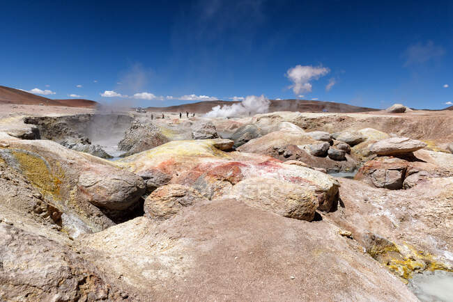 Groupe de personnes debout par geysers, Altiplano, Bolivie — Photo de stock