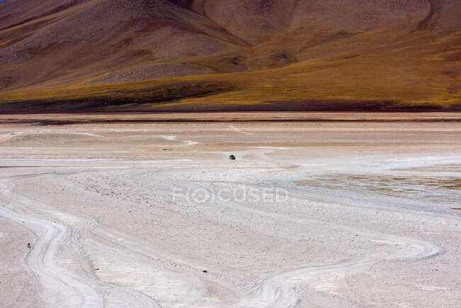 Veículo 4x4 que atravessa o Altiplano, Bolívia — Fotografia de Stock