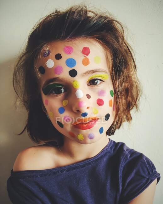 Портрет девушки с макияжем в горошек на лице — стоковое фото
