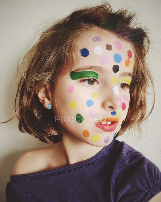 Retrato de una chica con maquillaje de lunares en la cara - foto de stock