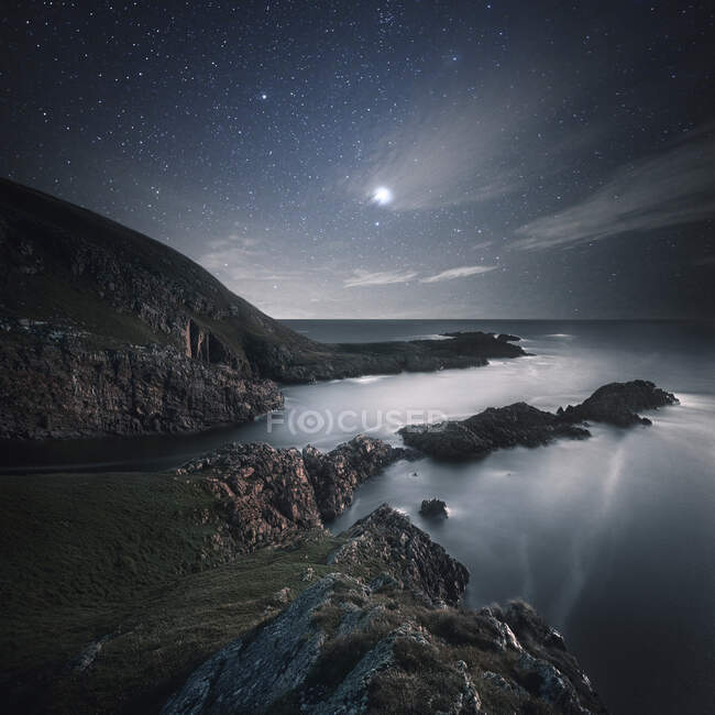 Costa rocciosa di notte, Donegal, Irlanda — Foto stock