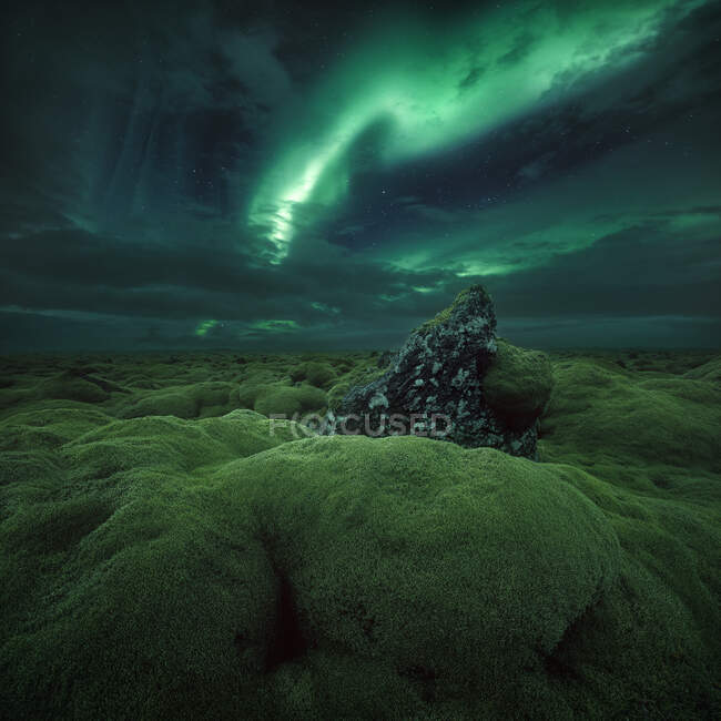 Luci settentrionali sul paesaggio rurale, Islanda — Foto stock