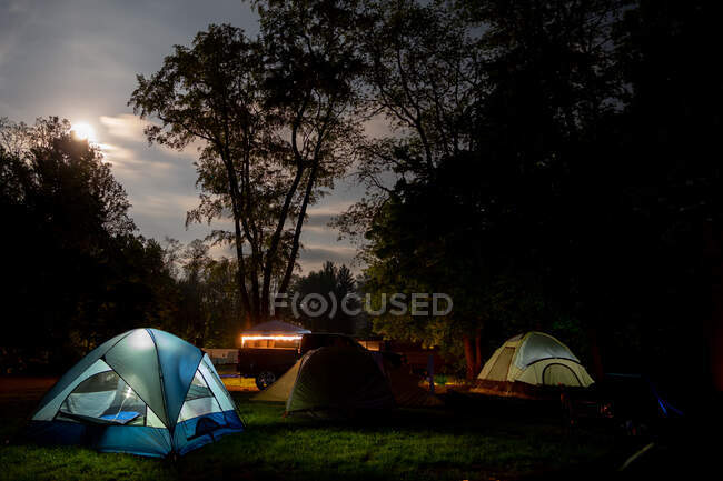 Tendas na floresta, Fort Custer State Recreational Area, Indiana, Estados Unidos da América — Fotografia de Stock