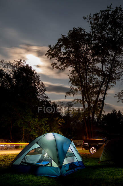 Tenda na floresta, Fort Custer State Recreational Area, Indiana, Estados Unidos da América — Fotografia de Stock