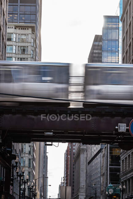 Elevated train driving along train tracks, Chicago, Illinois, United States — Stock Photo