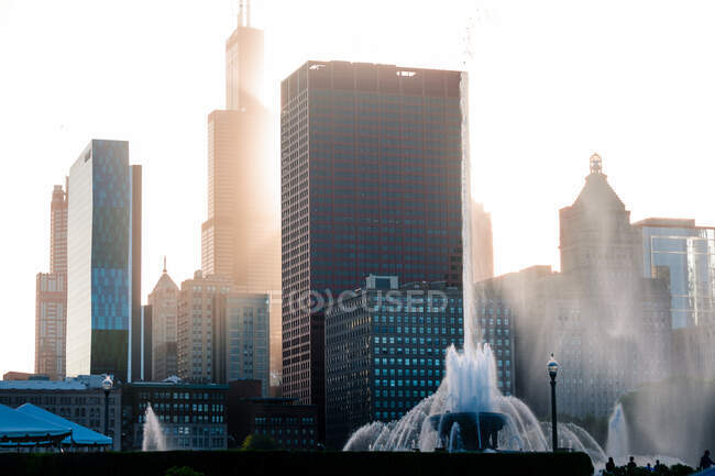 Buckingham Fountain en frente de Willis Tower y el horizonte de la ciudad, Chicago, Illinois, Estados Unidos - foto de stock
