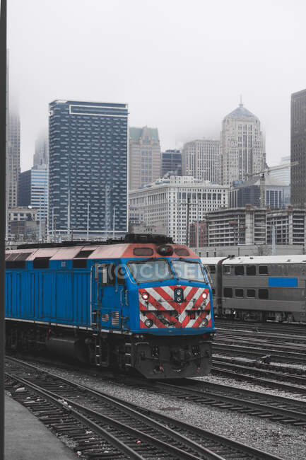 Trains et skyline de la ville, Chicago, Illinois, États-Unis — Photo de stock