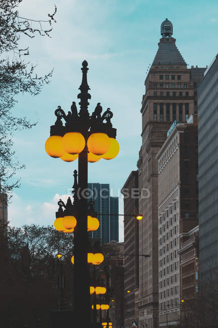 Уличные фонари на улицах Чикаго, Иллинойс, США — стоковое фото