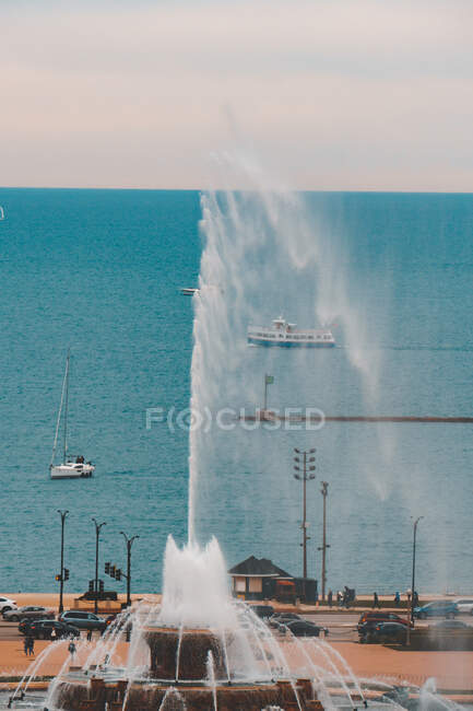 Buckingham fountain by Lake Michigan, Chicago, Illinois, Estados Unidos - foto de stock