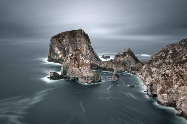 Скелясте узбережжя, окружний донегал, ущелина — стокове фото