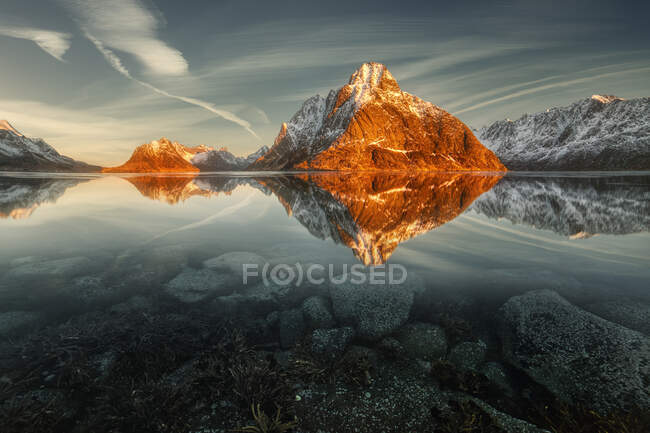 Reflexões da paisagem montanhosa ao nascer do sol, Lofoten, Nordland, Noruega — Fotografia de Stock