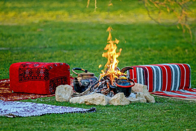 Barraca de piquenique com velas em chamas e tendas de acampamento na grama verde — Fotografia de Stock