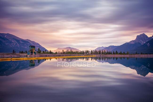Reflexões de montanha em um reservatório ao amanhecer, Canadá — Fotografia de Stock
